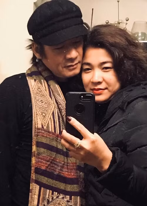 Võ Hoài Nam chiều chuộng vợ. Anh chia sẻ: “Ở nhà vợ tôi quản lý tài chính, kinh tế dồn về một mối là hạnh phúc hơn, tôi muốn mua thứ gì thì phải xin vợ. Khi người phụ nữ cầm kinh tế thì rất yên tâm, không phải lo lắng gì”.