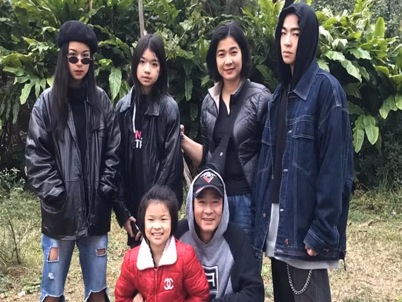 "…Tôi đóng bộ phim "Cảnh sát hình sự" trong 2 năm ròng rã cũng chỉ được có 39 triệu tiền cát-sê. Tôi đã từ chối không biết bao nhiêu vai diễn hay để tập trung kinh doanh, chăm sóc vợ và bốn đứa con. Nhiều lúc, đạo diễn gửi kịch bản đến, tôi không dám đọc vì sợ sẽ tiếc nuối nếu không nhận lời”, ông Sinh của “Hương vị tình thân” chia sẻ trên Dân Trí.