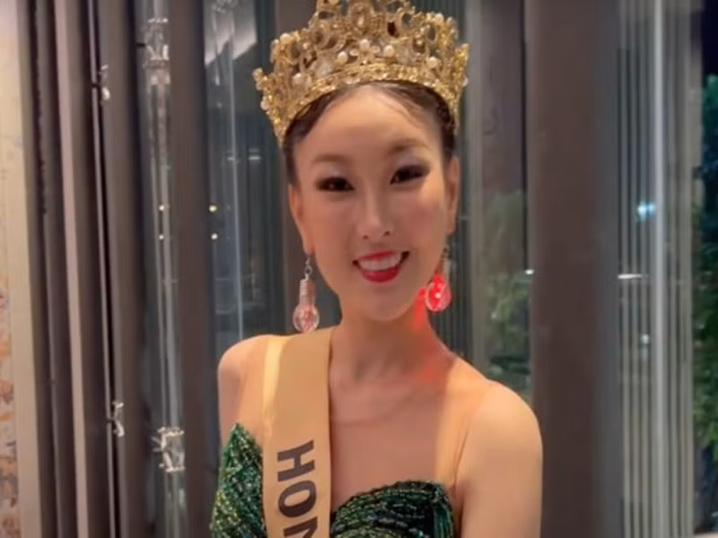 Tại đêm tiệc chào mừng thí sinh Hoa hậu Hòa bình Quốc tế 2021, Sen Yang gây chú ý vì đeo hoa tai gắn đèn LED. Ảnh: Yan