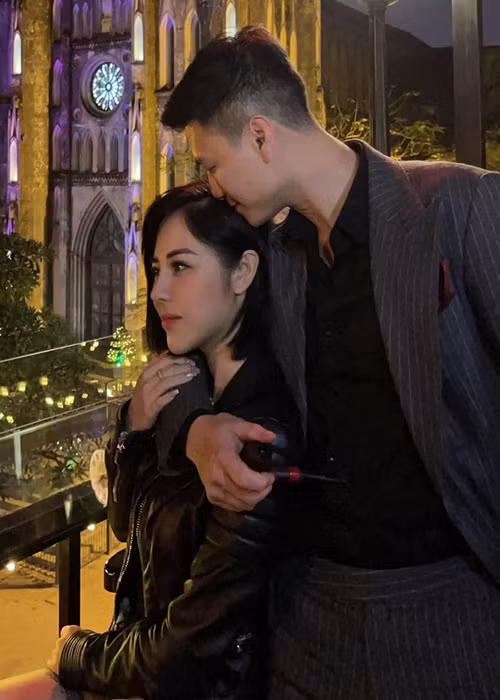 Huỳnh Anh dành nhiều lời có cánh cho Bạch Lan Phương. Anh từng viết: “Nhiều khi em ngang như cua bướng phát rồ nhưng anh vẫn cứ yêu cứ chiều em đây” hay “Không so sánh đâu nhưng tôi khẳng định vợ tôi bây giờ là nhất”.
