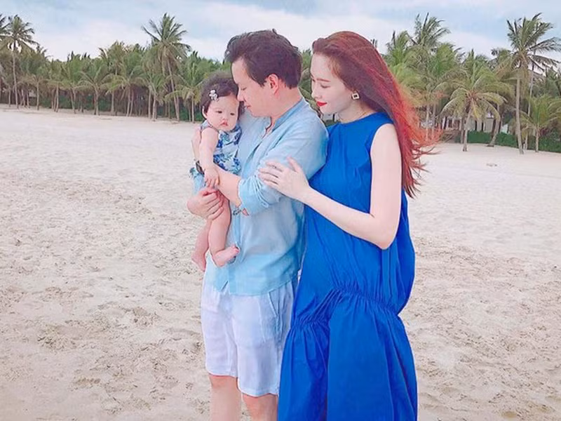 Trước khi có con, Trung Tín cho biết, nếu vợ sinh con, anh sẽ nghỉ hoàn toàn ở nhà một tháng. “Ai cũng biết đây là thời điểm khó khăn nhất của phụ nữ và người họ cần nhất bên cạnh chính là chồng. Tôi cũng muốn tự tay cùng vợ chăm con những ngày đầu tiên”, anh chia sẻ trên Zing.