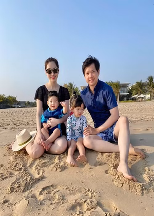 Thu Thảo hạ sinh con gái đầu lòng vào năm 2018 và con trai thứ hai vào năm 2020. Hai nhóc tì nhà người đẹp nhận được sự chú ý của nhiều cư dân mạng bởi vẻ ngoài vô cùng đáng yêu.