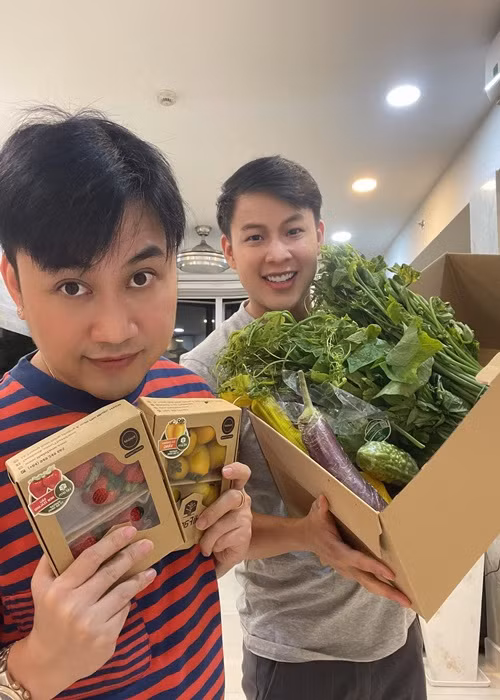 Không chỉ Điền Thái Toàn yêu đồng giới, nhiều sao Việt cũng có mối tình đồng tính. Don Nguyễn là một trong số đó. Năm 2019, "Thánh hát nhép" thừa nhận hẹn hò Mai Thanh Tú. Người yêu của Don Nguyễn kém “Thánh hát nhép” đến 8 tuổi, điển trai như hot boy và hoạt động nghệ thuật với vai trò MC, diễn viên. Ảnh: Yan