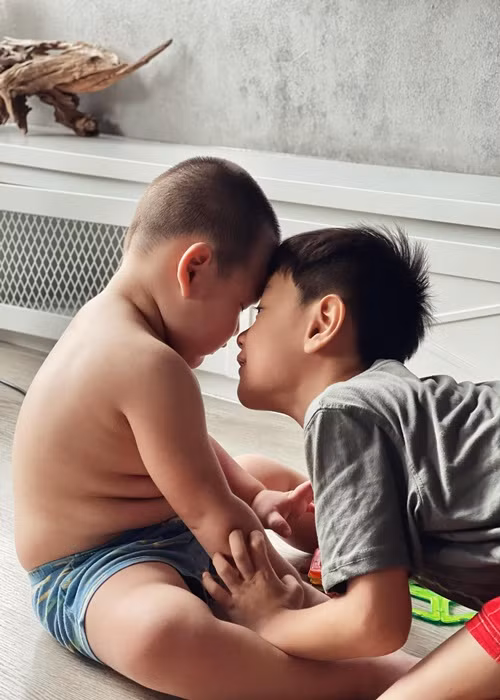 Bé Hayden được anh trai rất cưng chiều.