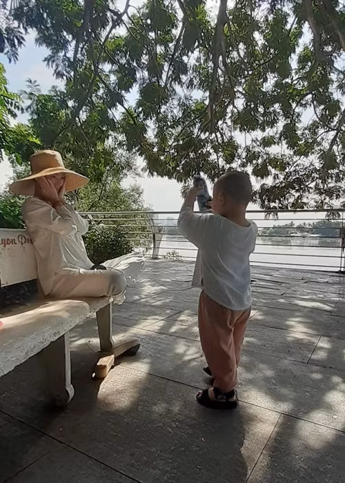 Gần đây, Trà My cho biết, bé Hayden giảm cân một chút sau khi được bác sĩ khuyên việc thừa cân quá không tốt.