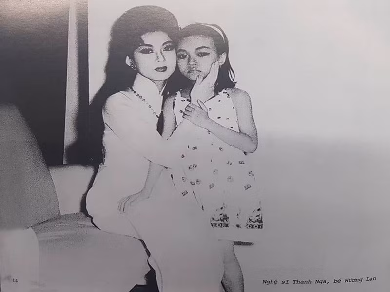 Danh ca Hương Lan là con gái của nghệ sĩ cải lương nổi tiếng Hữu Phước. Bà bước vào con đường nghệ thuật khi mới 5 tuổi nhờ được bố dìu dắt. Theo Zing, Hương Lan từng được mệnh danh là "thần đồng" trên sân khấu cải lương. Nữ danh ca nhiều lần biểu diễn chung trên sân khấu cùng cố nghệ sĩ Thanh Nga, Bảo Quốc. Ảnh: Zing