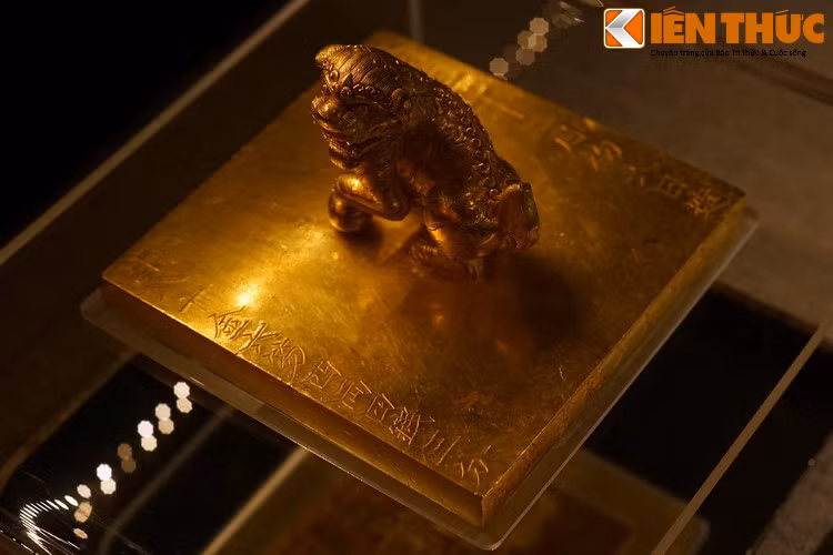 Cụ thể, sách Đại Nam thực lục chép về bảo ấn này như sau: “Mùa đông, tháng 12, ngày Nhâm Dần, đúc Quốc bảo. Năm ấy đúc xong, về sau liệt thánh truyền nhau lấy làm quốc bảo. Đến khi Duệ Tông Hiếu định Hoàng đế (tức chúa Nguyễn Phúc Thuần) vào Nam, cũng đem ấn ấy đi theo...”.
