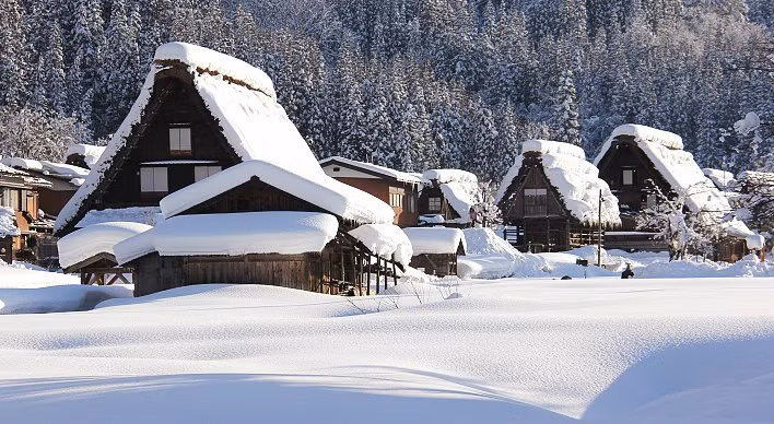 Shirakawago, Nhật Bản chính là điểm du lịch lý tưởng dành cho du khách yêu thích vẻ đẹp cổ kính và yên bình. Ảnh: Japan - guide.
