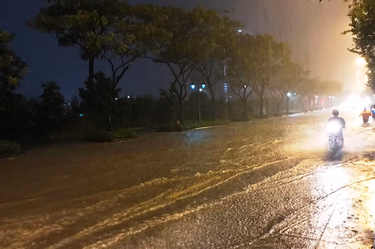 Đại lộ Mai Chí Thọ (quận 2) chưa từng bị ngập thì trong cơn mưa lớn kéo dài vào tối 30/9 cũng lênh láng nước.