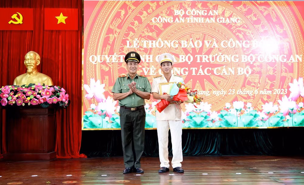 Thừa ủy quyền của Bộ trưởng Công an, Thiếu tướng Bùi Văn Quyền, Phó Cục trưởng Cục Tổ chức cán bộ (Bộ Công an) trao Quyết định cho Đại tá Trần Văn Cung làm Phó Giám đốc Công an tỉnh An Giang. 