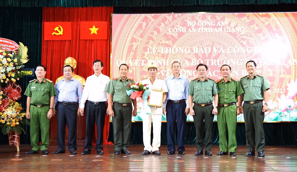 Ngày 23/6, Công an tỉnh An Giang đã tổ chức lễ công bố quyết định của Bộ trưởng Bộ Công an về công tác cán bộ.