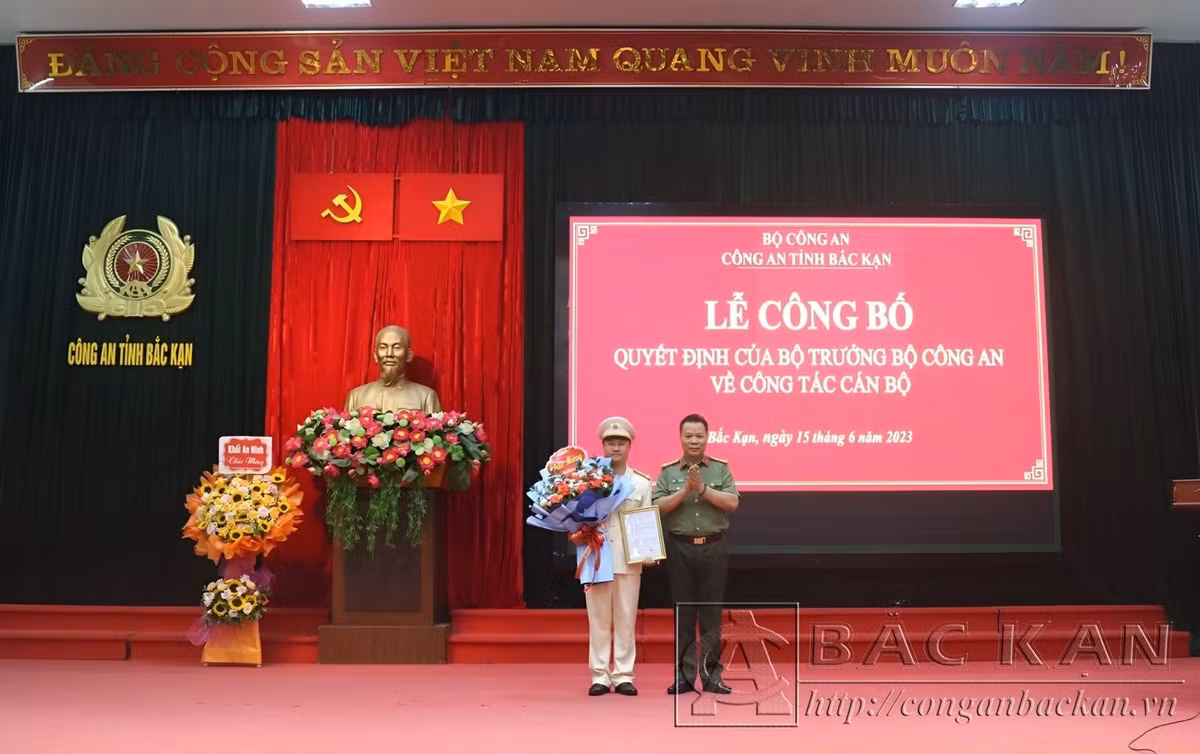Ngày 15/6, thừa ủy quyền của Bộ Công an, Đại tá Hà Văn Tuyên - Giám đốc Công an tỉnh Bắc Kạn đã trao quyết định của Bộ trưởng Bộ Công an về việc bổ nhiệm Thượng tá Lê Hồng Giang - Trưởng phòng Cảnh sát kinh tế, Công an tỉnh Bắc Kạn giữ chức vụ Phó Giám đốc Công an tỉnh Bắc Kạn. (Ảnh Công an Bắc Kạn) 