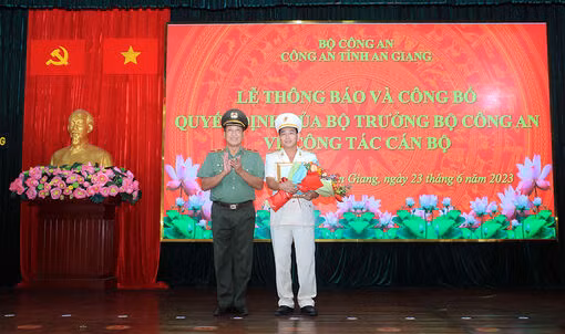 Đồng thời, công bố quyết định của Bộ trưởng Bộ Công an về việc điều động Đại tá Trần Văn Cung - Phó Giám đốc Công an Kiên Giang đến nhận công tác và giữ chức vụ Phó Giám đốc Công an tỉnh An Giang kể từ ngày 1/7/2023. (Ảnh: Thiếu tướng Bùi Văn Quyền - Phó Cục trưởng Cục Tổ chức cán bộ Bộ Công an trao quyết định cho Đại tá Trần Văn Cung) 