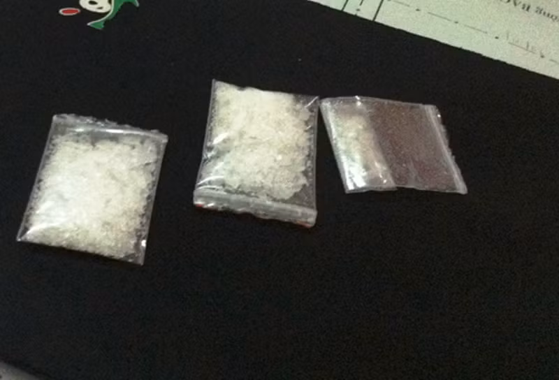 Ngay lập tức chân dung nạn nhân N được dựng lên, đây vốn dĩ là người có nhiều mối quan hệ cá nhân phức tạp ngoài xã hội. Công tác khám nghiệm hiện trường cho thấy, khi bị sát hại, N đang đi giao ma túy cho ai đó ở quán hát và bị tấn công bất ngờ. Mọi nghi vấn đều đặt vào những mâu thuẫn xã hội của N. Do N có nhiều bạn bè, các mối quan hệ cực kỳ phức tạp nên công tác xác minh gặp không ít khó khăn. (Ảnh minh họa, nguồn Internet) 