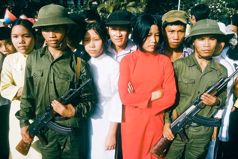 Những bóng hồng bên các tay súng.