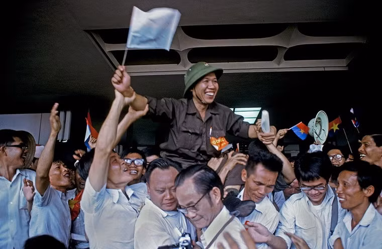 Cán bộ và chiến sĩ bày tỏ niềm vui trong Dinh Độc Lập, ngày 15/5/1975.
