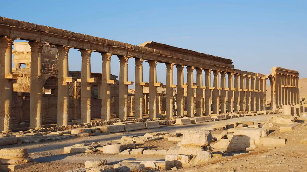 Trong hàng chục thế kỷ sau đó, Palmyra nhiều lần bị phá hủy do các cuộc chiến tranh và chỉ còn là một ngôi làng nhỏ trên nền phế tích của thành phố cổ.