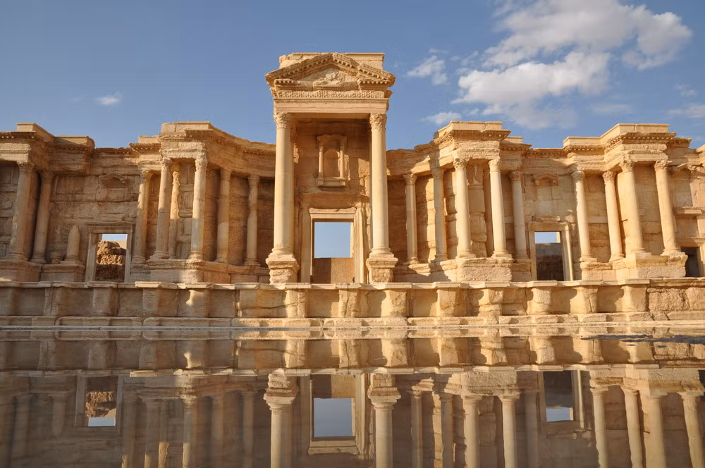 Có lịch sử hình thành từ 2.000 năm TCN, tầm quan trọng của thành phố Palmyra được khẳng định vào khoảng năm 300 TCN, khi các đoàn buôn coi nó là một trạm dừng chân giữa Lưỡng Hà và Ba Tư.
