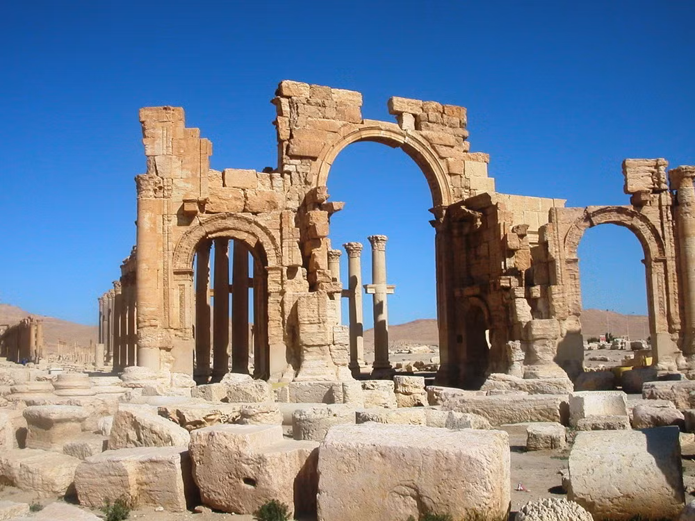Năm 1929 - 1932, khi người Pháp kiểm soát vùng đất Syria, dân làng ở Palmyra được sơ tán để phục vụ cho việc khai quật thành phố cổ.