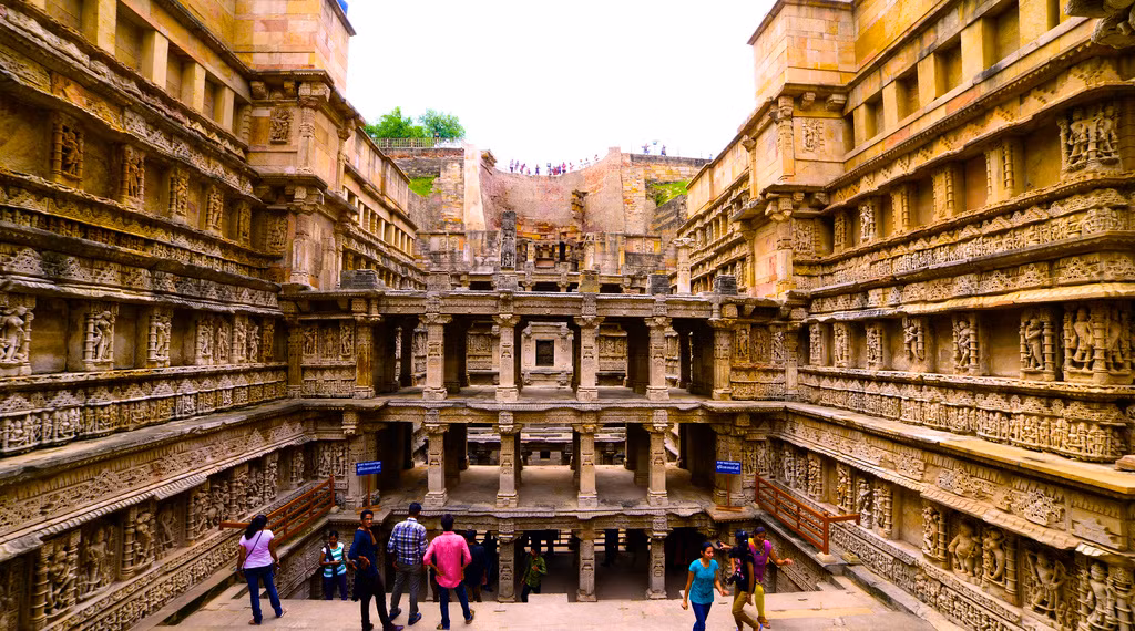 Rani Ki Vav được xây dựng với chức năng của một giếng nước kết hợp đền thờ theo lối kiến trúc ngầm độc đáo, bắt đầu ở mặt đất, dẫn xuống các tầng dưới bằng cầu thang.