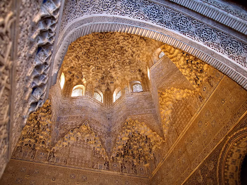 Các căn phòng trong lâu đài Alhambra là những kiệt tác mỹ thuật thực sự, với những họa tiết vô cùng tinh xảo, không phòng nào giống phòng nào.