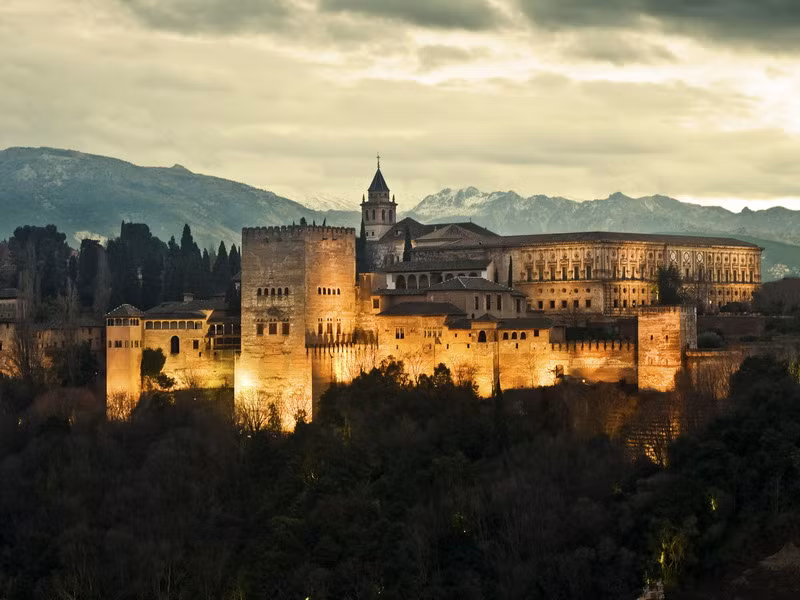 Toàn bộ quần thể lâu đài Alhambra được xây dựng trên ngọn đồi Sabika, trong một khu đất dài 720 m, dài 220 m.