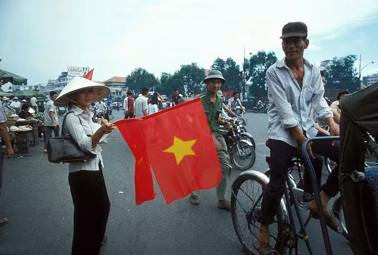Người phụ nữ và lá cờ đỏ sao vàng.
