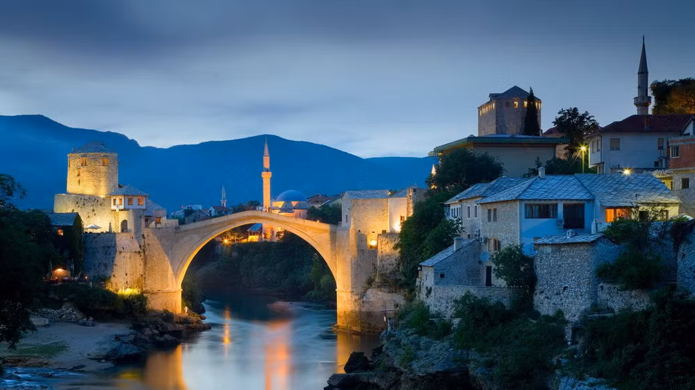Cầu Stari Most (Cầu Cũ) bắc qua sông Neretva ở thành phố Mostar Bosnia-Herzegovina được coi là một trong những kiến trúc Hồi giáo độc đáo nhất thế giới.