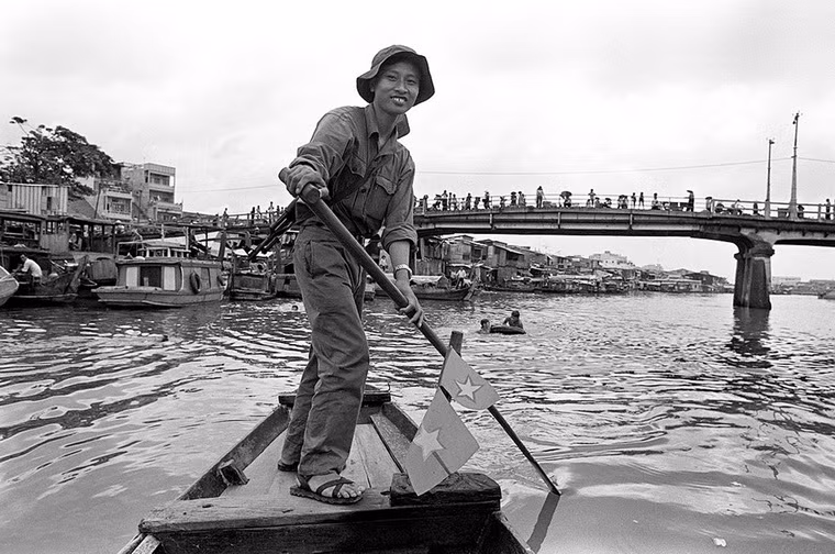 Anh bộ đội chèo thuyền trên kênh Tàu Hủ.