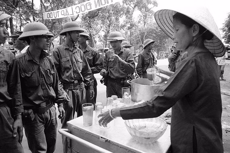 Nước uống miến phí cho các chiến sĩ Giải phóng.