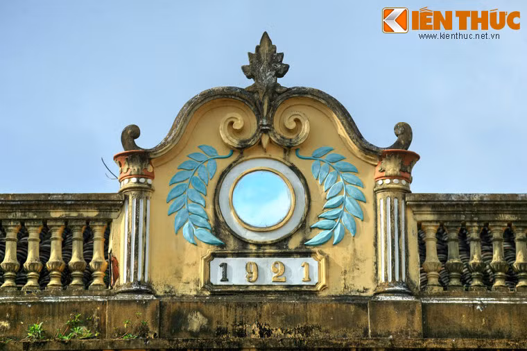 Công trình được khởi công năm 1914 theo thiết kế và sự giám sát trực tiếp của hai kiến trúc sư người Pháp và Trung Quốc. Đến năm 1921, tòa dinh thự mới hoàn thành.