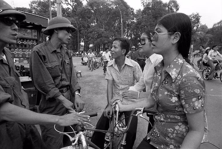 Chiến sĩ Giải phóng trò chuyện cùng dân chúng.