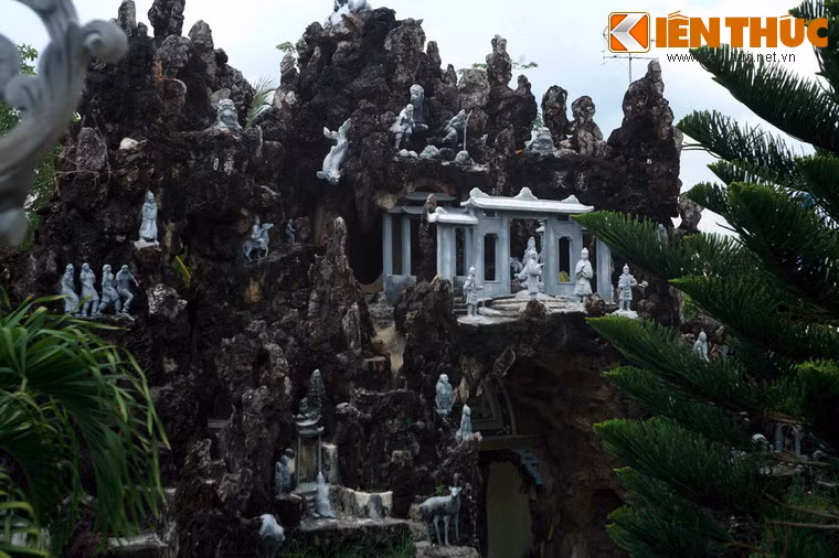 Cả hai hòn non bộ đều có bậc thang dẫn lên đỉnh và được trang trí rất nhiều hình người và chim thú bằng đá dựa trên các điển tích nghệ thuật Trung Quốc.
