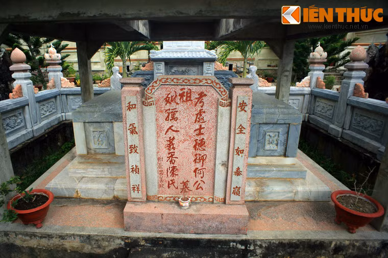 Dù gọi là mộ Hội đồng Suông nhưng trên thực tế nơi đây chỉ có mộ của song thân ông Hội đồng là ông Hà Mỹ Đức và bà Trần Thị Nghĩa Hương. Cả hai ngôi mộ đều được làm bằng đá cẩm thạch, có chạm khắc hình thú tinh xảo.