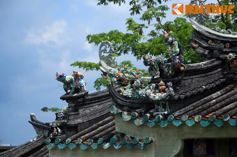 Công trình này lợp mái ngói uốn cong, bên trên trang trí hoa văn hình rồng và hoa lá.