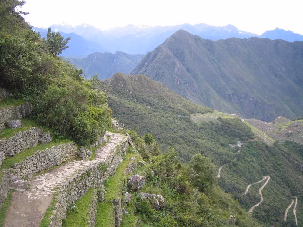 Hệ thống đường mòn này có tâm điểm là Cusco - thủ phủ lịch sử của đế chế Inca. Từ đó, các con đường dẫn đến khắp các ngóc ngách xa xôi của đế chế vĩ đại này.