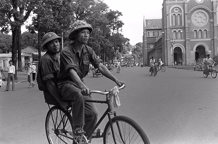 Hai chiến sĩ đi ngang qua nhà thờ Đức Bà.