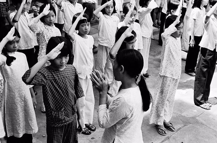 Các em học sinh học kiểu chào cờ mới.