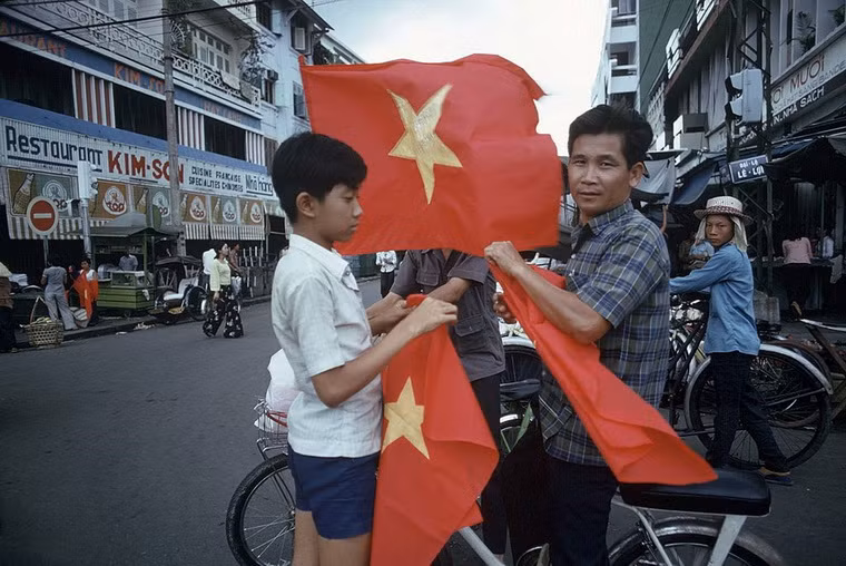 Cậu bé này đã bán được một lá cờ.