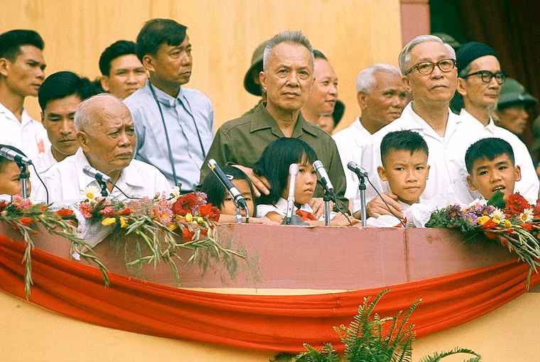 Các vị lãnh đạo nhà nước có mặt trong buổi lễ, từ trái qua phải: Chủ tịch nước Tôn Đức Thắng, Chủ tịch Hội đồng cố vấn Chính phủ Cách mạng lâm thời Nguyễn Hữu Thọ, Trưởng ban Tổ chức Trung ương Lê Đức Thọ.