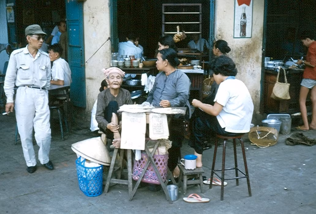 Quán nhậu bình dân gần kho bạc ở góc đường Nguyễn Huệ - Ngô Đức Kế.