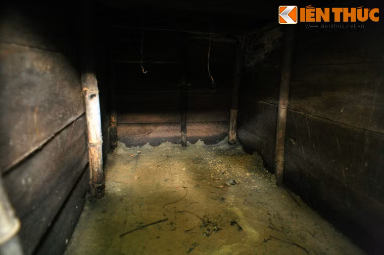 Hầm khá rộng, có thể chứa được 4 người, được gia cố bằng vách gỗ và cọc tre.
