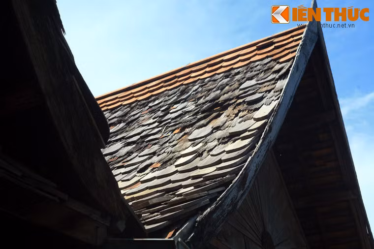 Đặc biệt, mái ngói của tòa nhà cũng được lợp bằng hàng nghìn tấm ngói đẽo gọt công phu từ 8m3 gỗ Cà Chít.