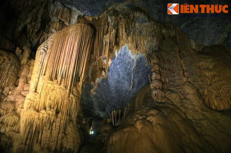 Không chỉ có chiều dài kỷ lục, đây còn là một hang động kỳ vĩ với không gian bên trong có nơi mở rộng hơn 150m, trần vút cao gần 80m.