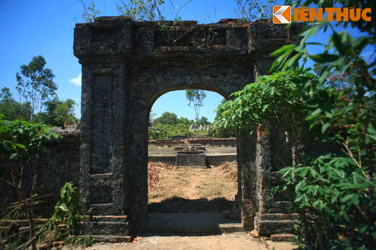 Lăng Chiêu Nghi đặc biệt ở chỗ, đây chính là lăng mộ duy nhất của thời 9 chúa Nguyễn còn giữ được kiến trúc nguyên bản.
