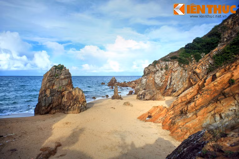 Khi khám phá bãi Đá Nhảy ở Quảng Bình, du khách sẽ không khỏi ngỡ ngàng trước sự sáng tạo vô bờ của tạo hóa.