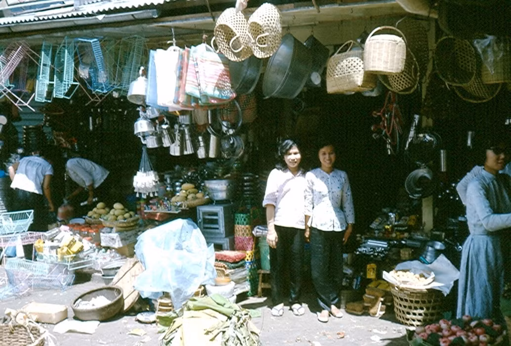 Một góc chợ Bến Thành, Sài Gòn năm 1965. Ảnh: Robert Gauthier.