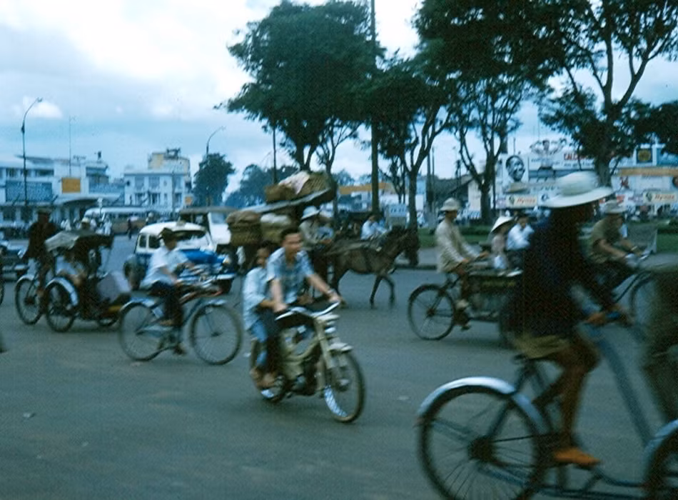 Giao thông nhộn nhịp tại khu vực bùng binh Chợ Bến Thành.