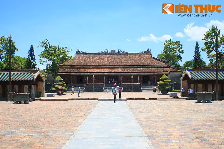 Cố đô Huế ngày nay còn lưu giữ lại 15 chiếc vạc đồng cổ được đúc dưới thời nhà Nguyễn. Trong số đó, nổi tiếng nhất là hai chiếc vạc đặt tại sân điện Cần Chánh trong Tử Cấm Thành.