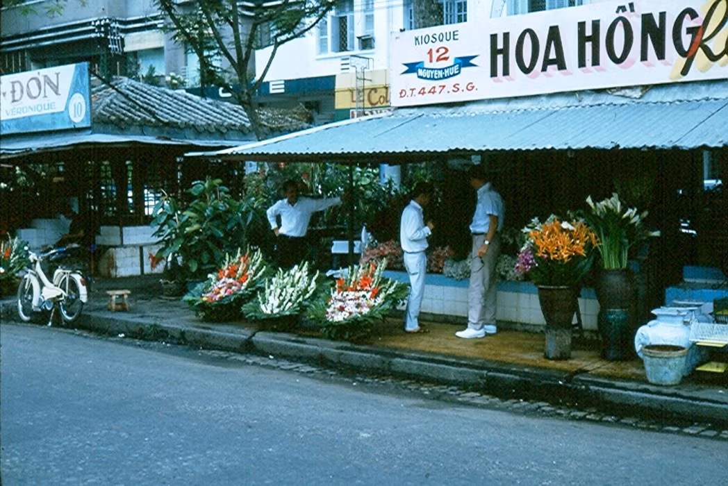 Các cửa hàng bán hoa trên đại lộ Lê Lợi.
